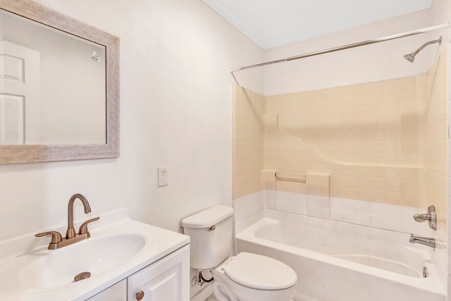 Building Photo - 397 Wills Point St