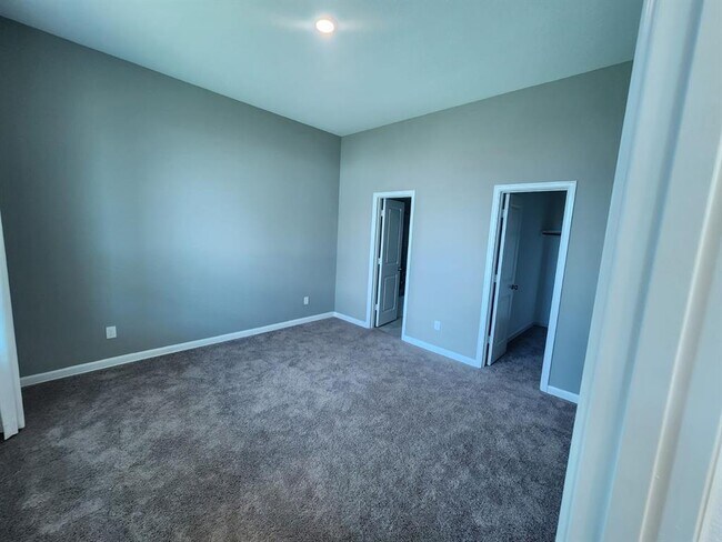 Building Photo - 5003 Twin Summit Dr