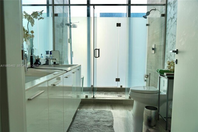 Building Photo - 1300 Brickell Bay Dr