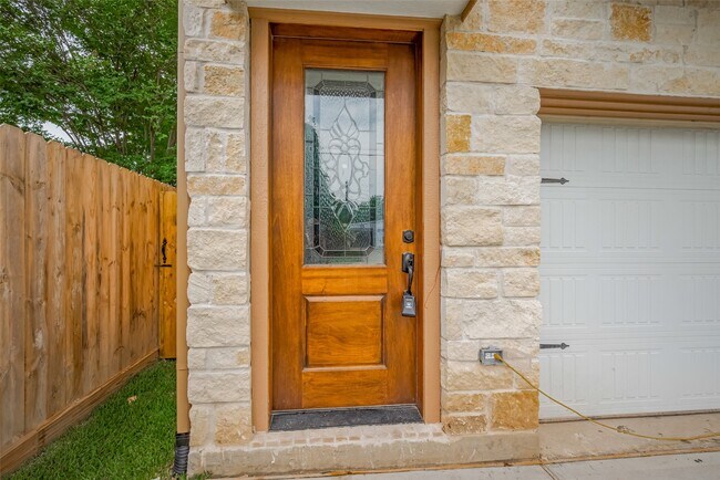 Building Photo - 2206 Hoskins Dr