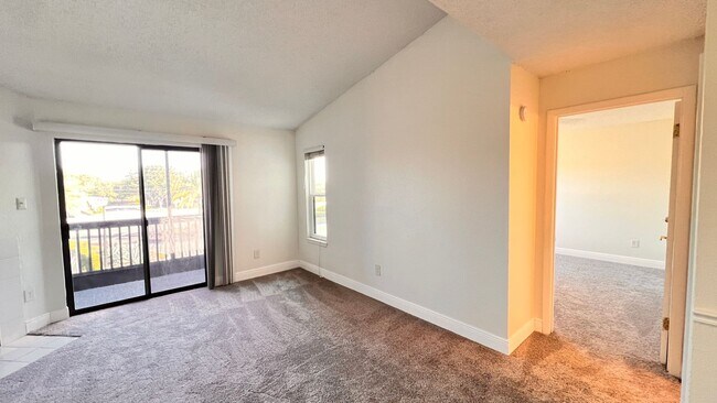 Building Photo - Cozy Casselberry Condo Available - Move In...