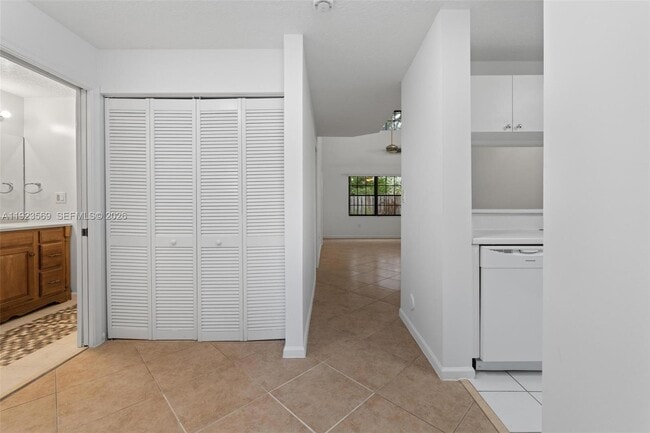 Building Photo - 390 City View Dr