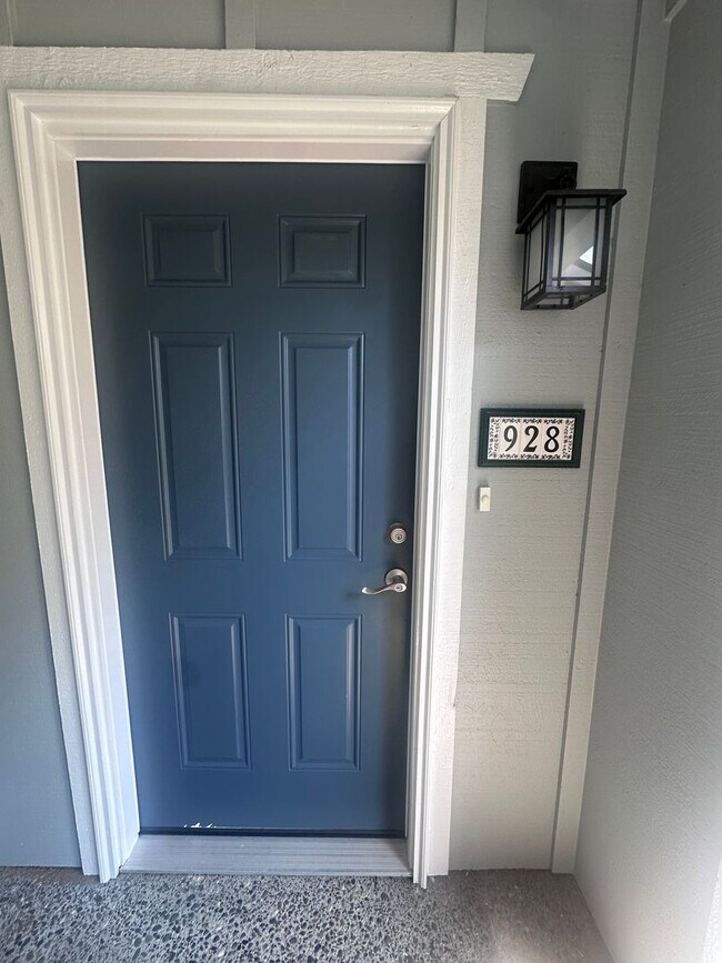 Building Photo - Bainbridge Townhouse with garage - July Rent Free