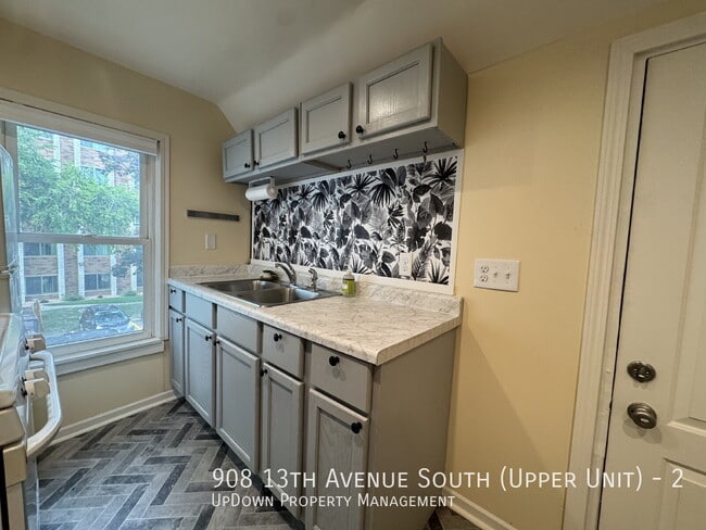 Building Photo - 908 13th Ave S