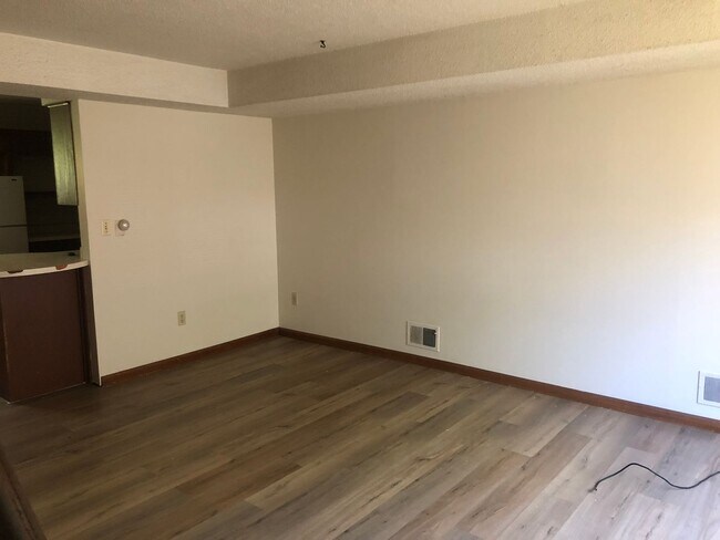 Building Photo - 1305-1305 Tracy Ln