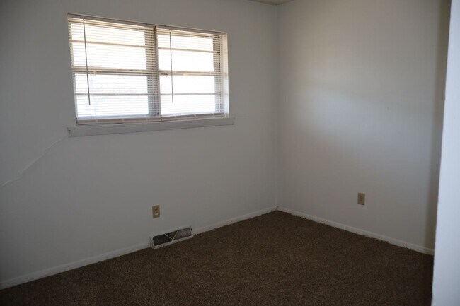 Building Photo - 2306 Tremaine Dr