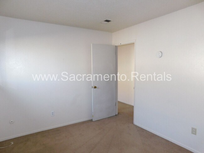 Building Photo - Spacious 2bd/1 ba Foothill Farms Duplex Wi...