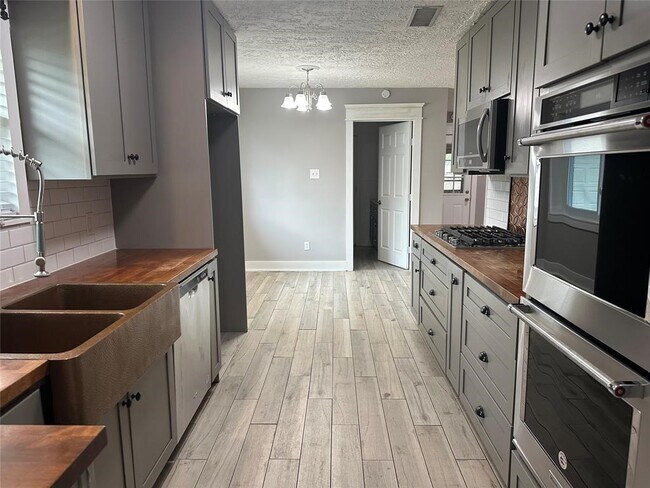 Building Photo - 228 Oak Manor Dr