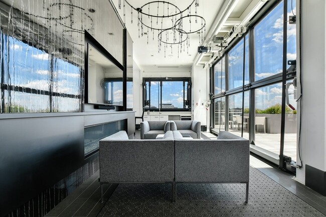 Building Photo - 40 Traveler St