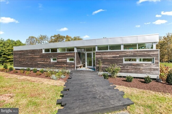 Building Photo - 10222 Van Thompson Rd