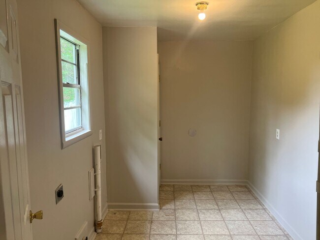 Building Photo - 2 Bed 1 Bath Home