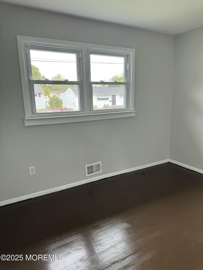 Building Photo - 117 Charles Ave