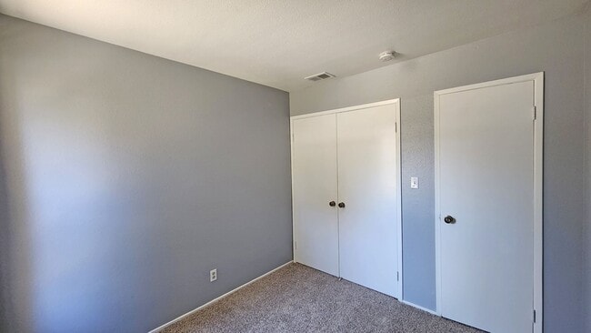 Building Photo - 422 Florin Rd
