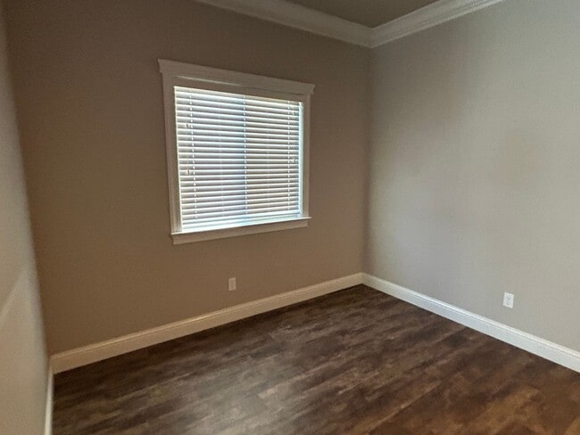 Building Photo - MOVE IN SPECIAL $300 OFF FIRST MONTHS RENT