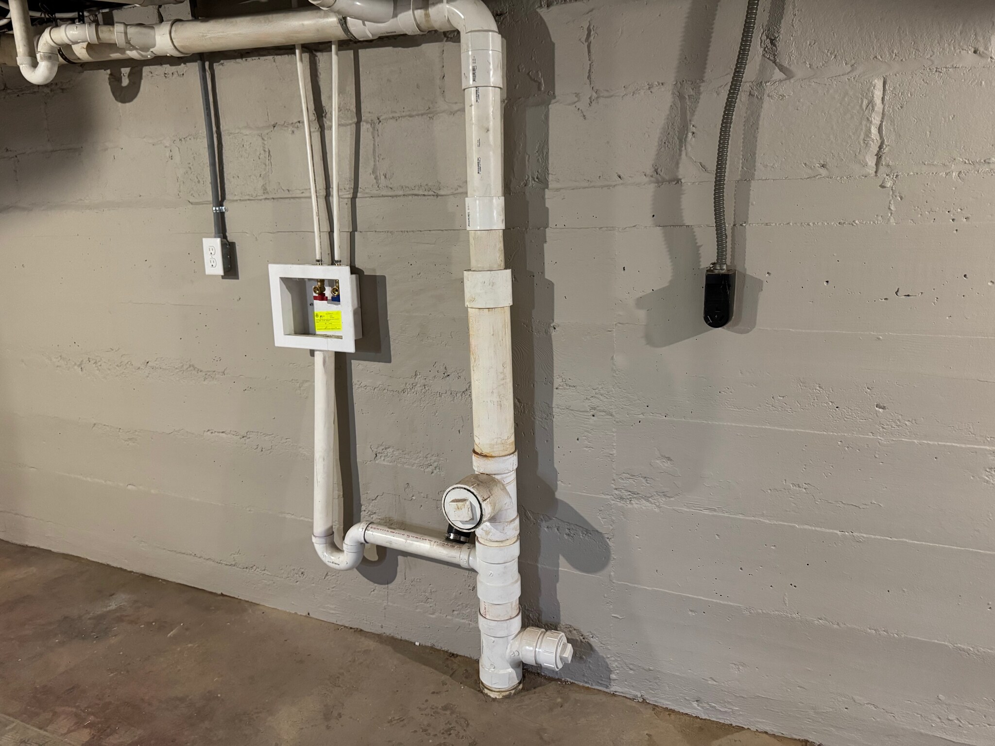 Building Photo - 515 E 9th St