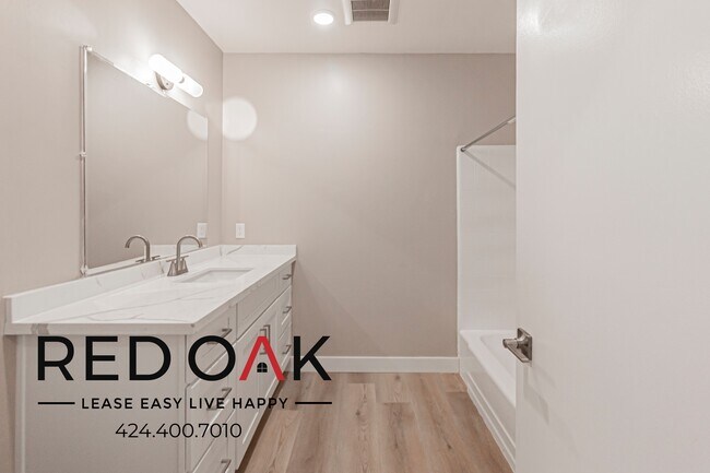 Building Photo - 15405 Vanowen St