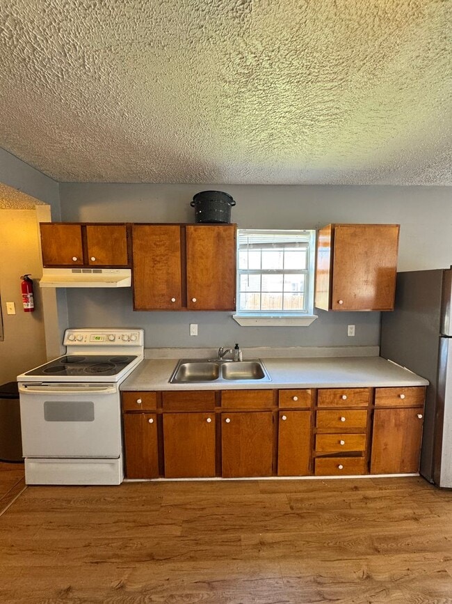 Building Photo - 2 bedroom house on Southside w Laundry HVAC