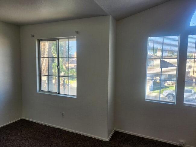 Building Photo - Spacious 4-Bedroom Home in a Prime Location