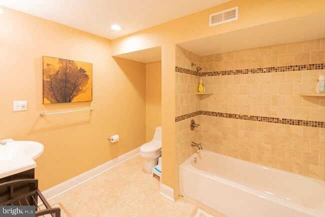 Building Photo - 2107 Carpenter St