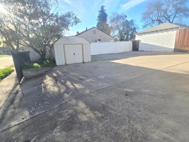 Building Photo - 1203 Buena Vista Ave
