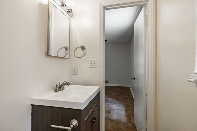 Building Photo - 170 Garnett Ridge Dr