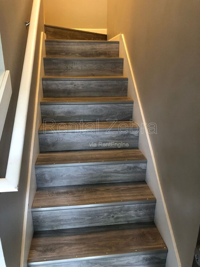 Building Photo - 5 SW Roosevelt Ave