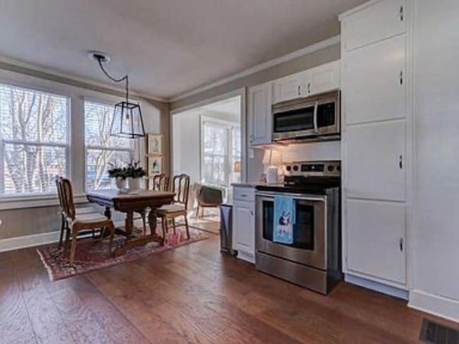 Building Photo - South Knox 3BR/2BA - TWO kitchens; great for roommates or MIL suite