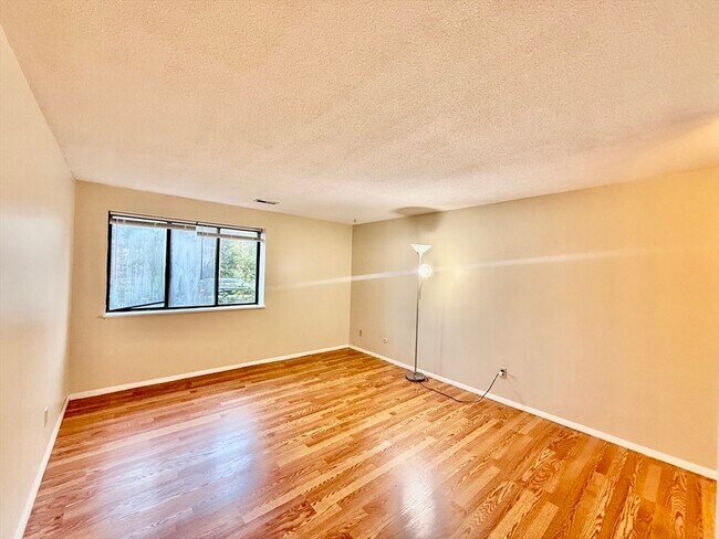 Building Photo - 160 Elm St
