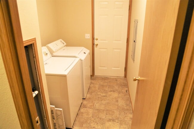 Building Photo - 3 Bed 2 Bath Home Some Utilities Included