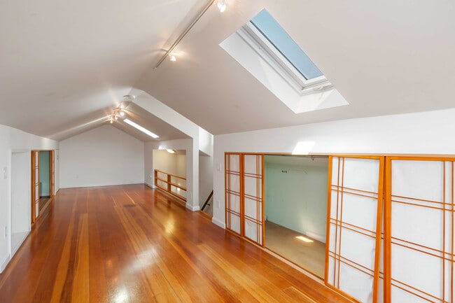 Building Photo - 2109 Bush St