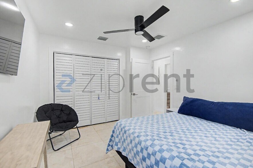 Building Photo - Unit