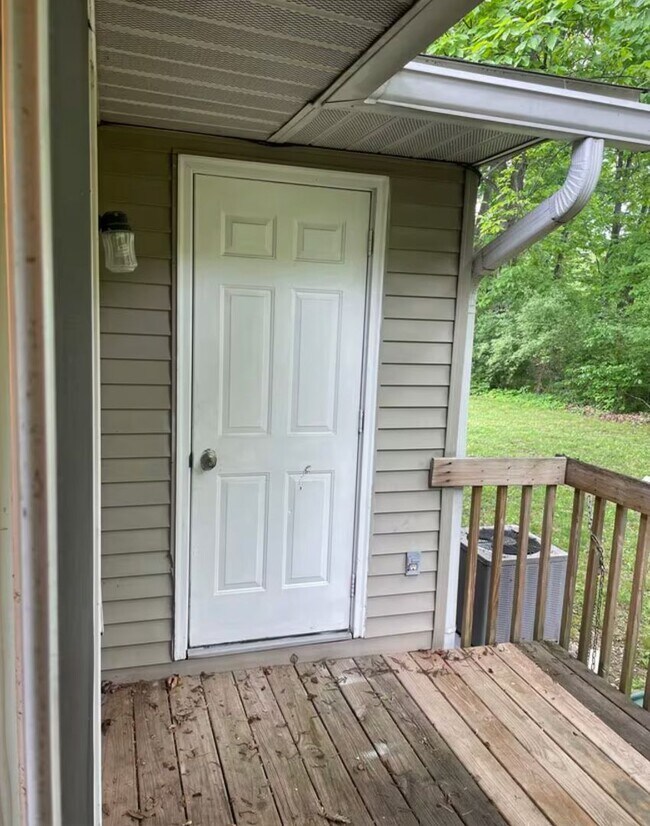 Building Photo - 3 bedroom/ 2 bath