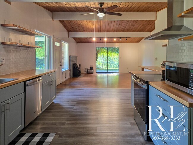 Building Photo - Spacious Port Orchard Home with Acreage, H...