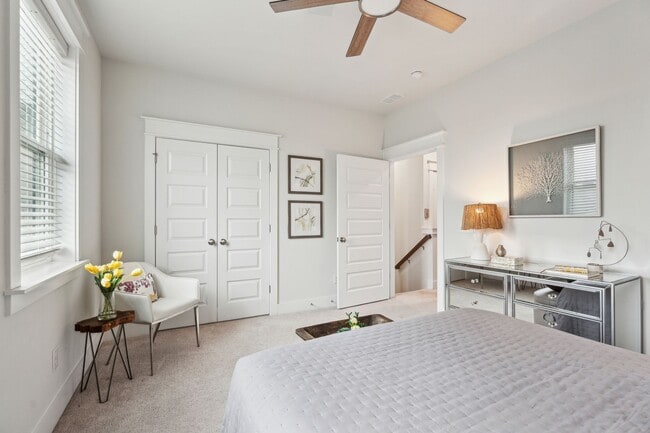 Building Photo - 3/3.5 End-Unit Townhome in Midtown Mt. Pleasant!