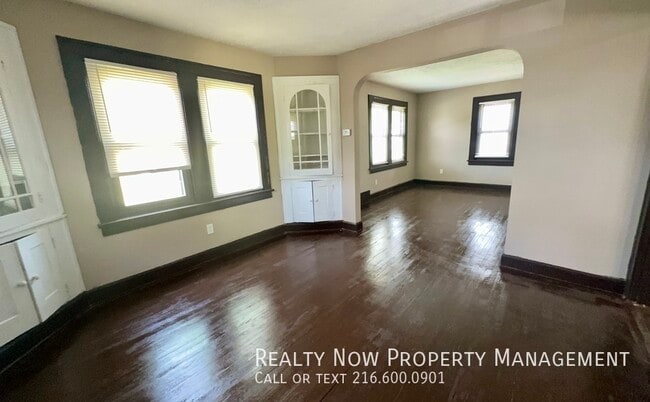 Building Photo - 11100 Lincoln Ave