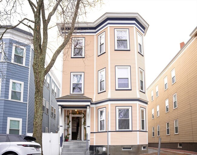 Building Photo - 663 E 7th St