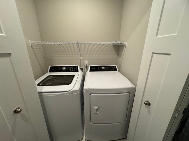 Building Photo - 3BD/ 2BA Townhome in Rosemount Available!