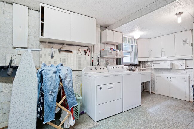 Building Photo - Spacious Split Level on Sundale Stone's Th...