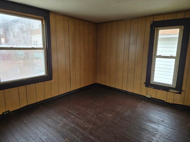 Building Photo - 115 5th Ave