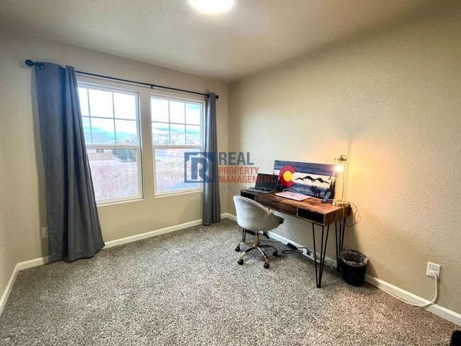 Building Photo - 5676 Shamrock Heights