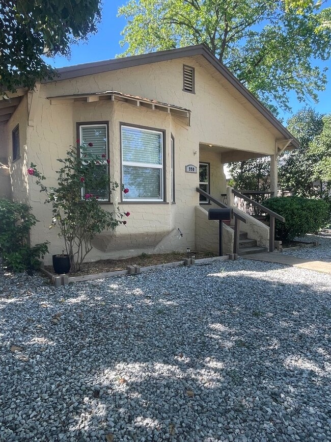 Building Photo - CHARMING 2 BED 1 BATH VICTORIAN HOME