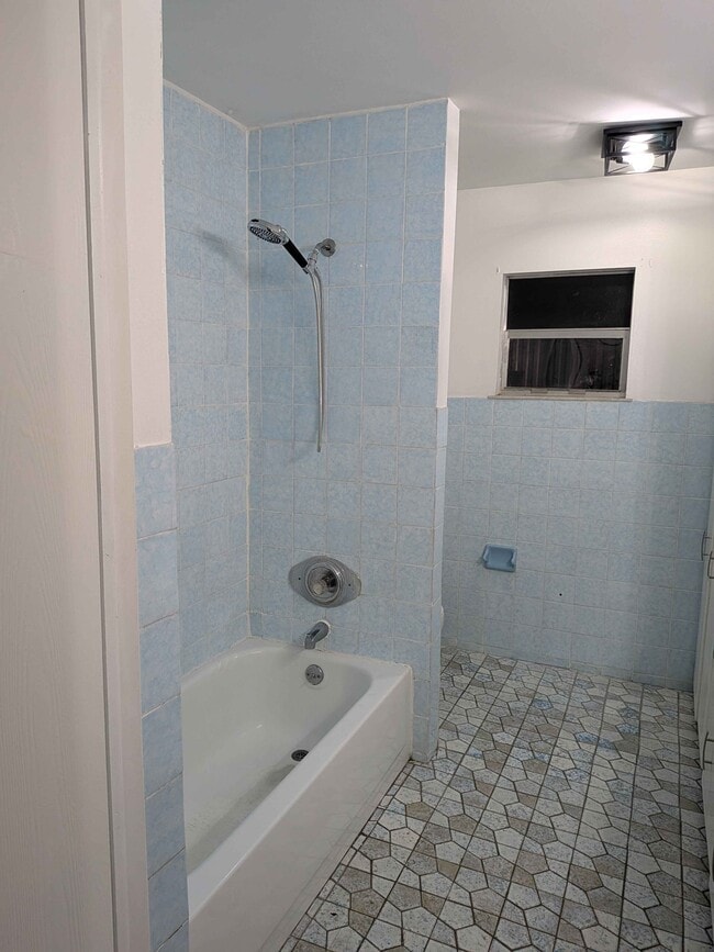 Building Photo - 1906 Park Manor Dr