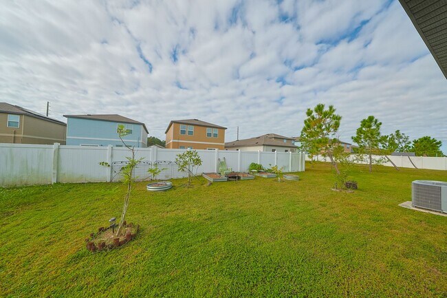 Building Photo - Beautiful Home 3/2/2 Home