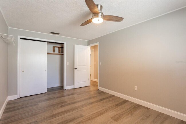 Building Photo - 2021 Valley Dr