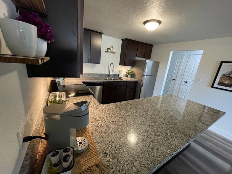 Building Photo - 1001 Cedar St