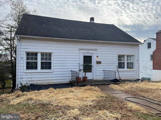 Building Photo - 212 Morton St