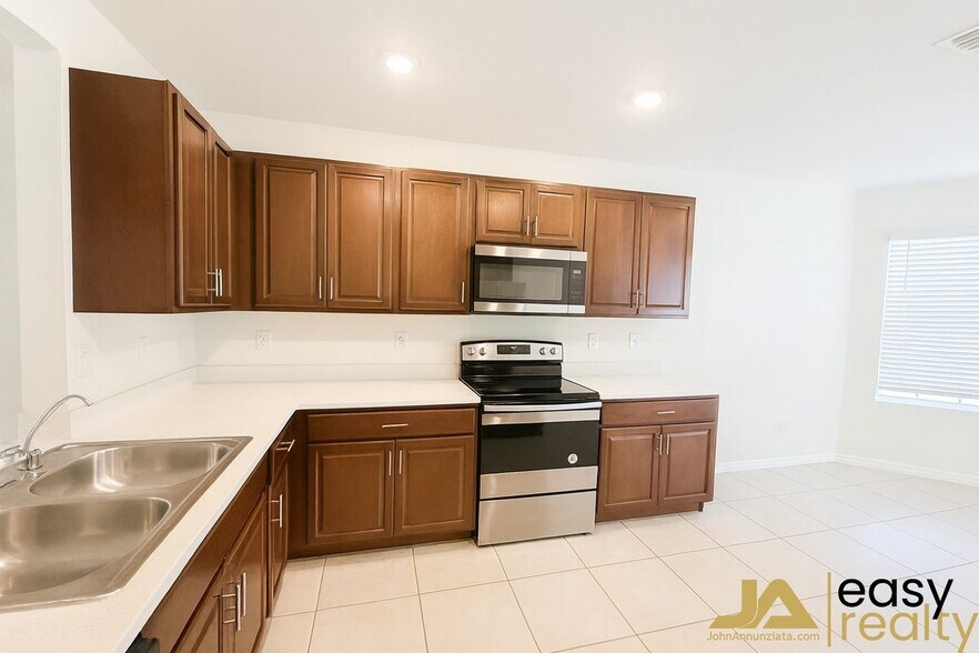 Building Photo - 2220 NE 5th Ave