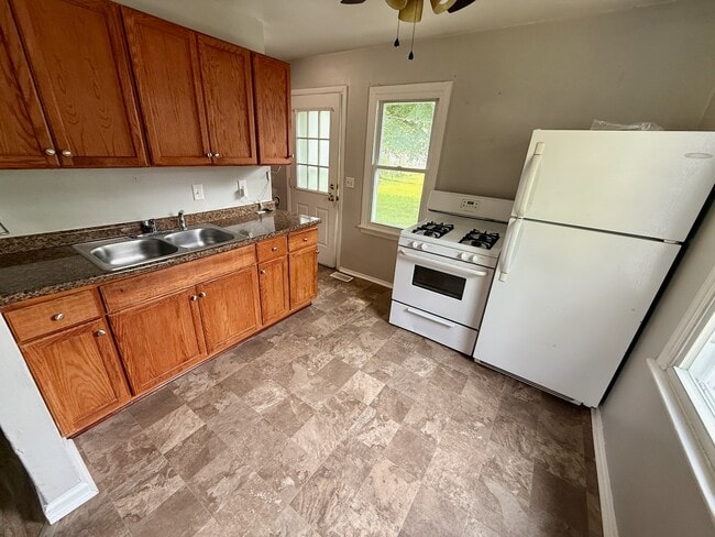 Building Photo - 1916 S Taft Ave