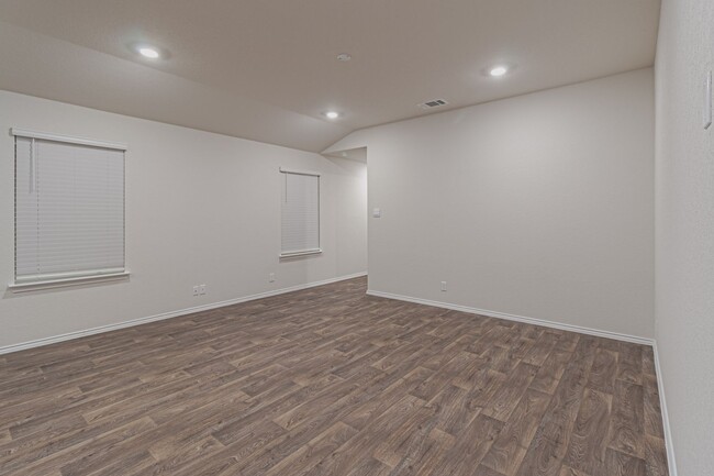 Building Photo - $300 OFF 1ST MONTH RENT IF YOU MOVE IN WIT...