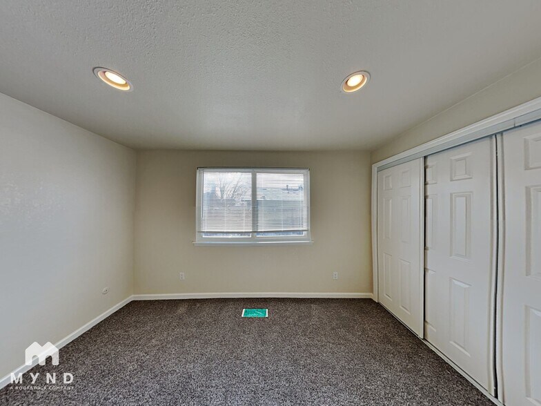 Building Photo - 875 Glen Vista Dr